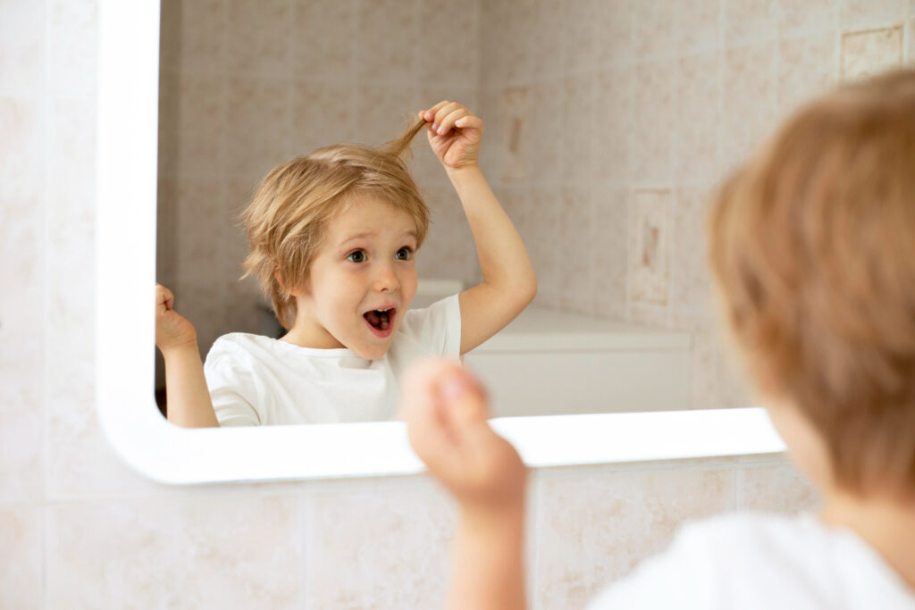 Nella danza dell’apprendimento: corpo, mente ed emozioni 2148630710 bambino allo specchio