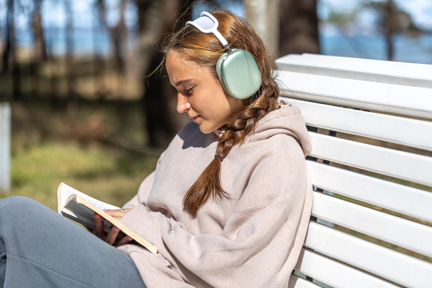 ragazza che legge e ascolta musica