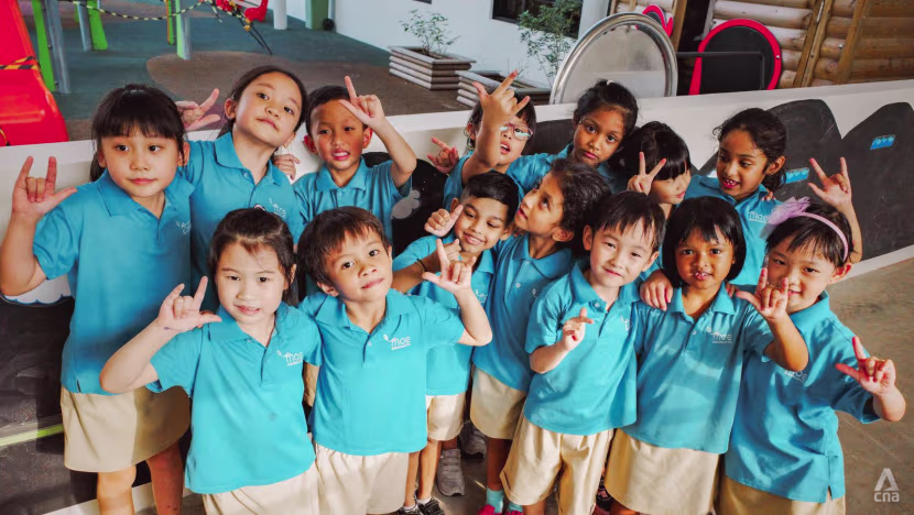 In un asilo di Singapore si impara insieme a chi ha disabilità uditive CYR0001394 1 CYR0001394 1