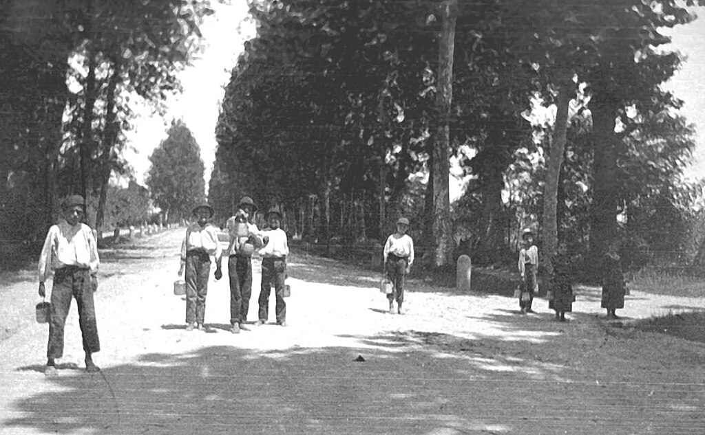 Contadini con la schisceta per il pranzo del mezzogiorno a San Fruttuoso nel 1902 Wikimedia Commons