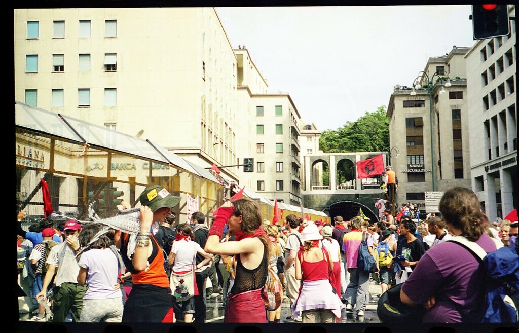 Genova, G8: la storia del presente nella manualistica scolastica G8 summit Genova Italy July 2001. Anti globalization movement. ATTAC France. Red Zone Zona rossa. Foto di Jeanne Menjoulet Wikimedia Commons G8 summit Genova Italy July 2001. Anti globalization movement. ATTAC France. Red Zone Zona rossa. Foto di Jeanne Menjoulet Wikimedia Commons