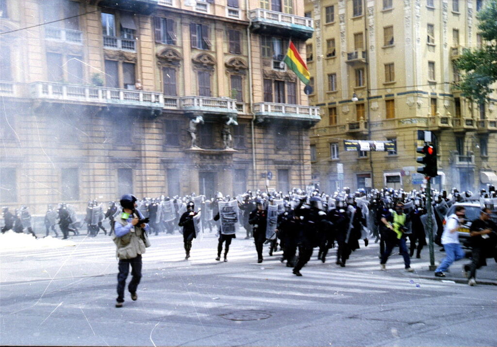 Genova, G8: la storia del presente nella manualistica scolastica Genova Fatti del G8 del 20 luglio 2001 Carica della polizia a Corso Torino. Foto di Ares Ferrari Wikimedia Commons Genova Fatti del G8 del 20 luglio 2001 Carica della polizia a Corso Torino. Foto di Ares Ferrari Wikimedia Commons
