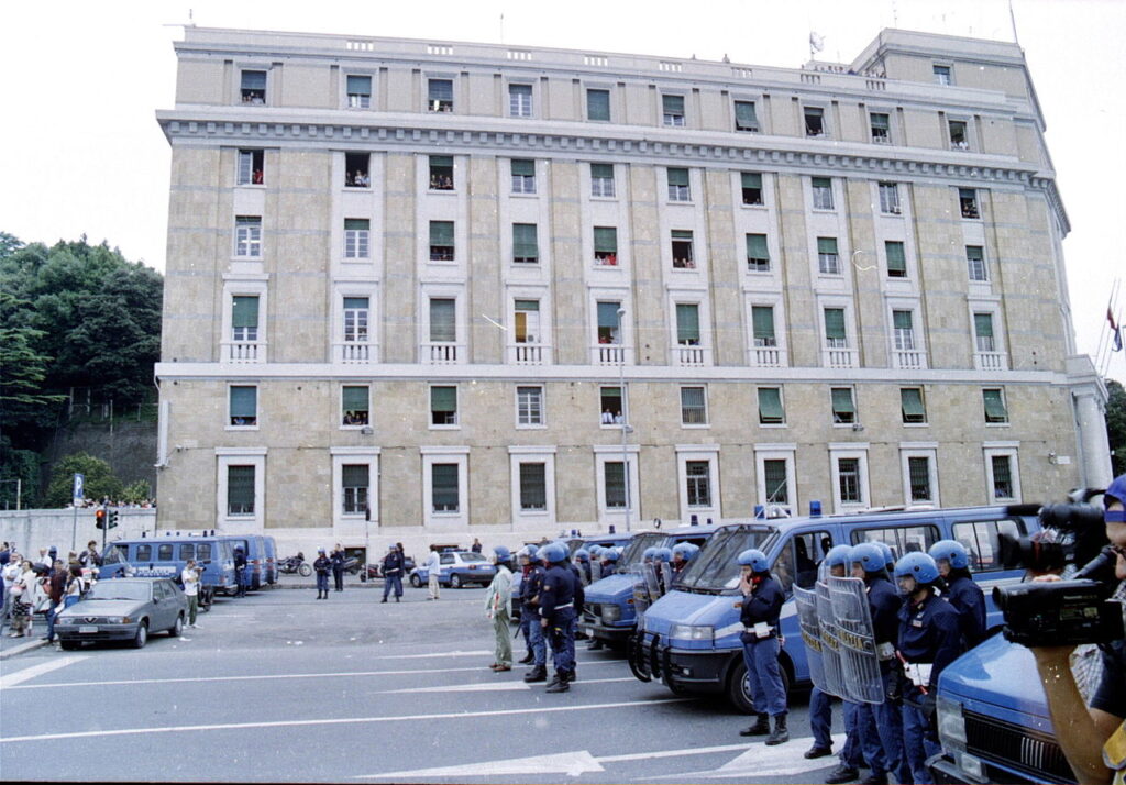 Genova, G8: la storia del presente nella manualistica scolastica Genova Fatti del G8 del 20 luglio 2001. La questura presidiata da ingenti forze di polizia. Foto di Ares Ferarri Wikimedia Commons Genova Fatti del G8 del 20 luglio 2001. La questura presidiata da ingenti forze di polizia. Foto di Ares Ferarri Wikimedia Commons