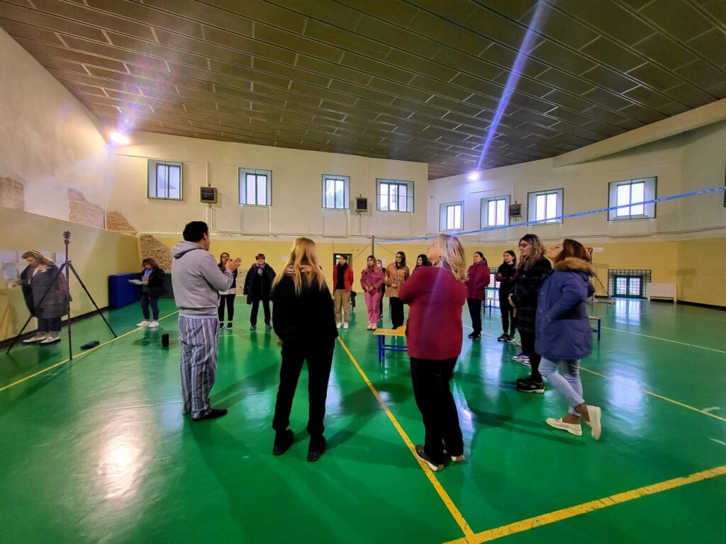 L'ora di teatro per combattere l'analfabetismo emotivo Loraditeatro dfi 1 laboratorio teatrale