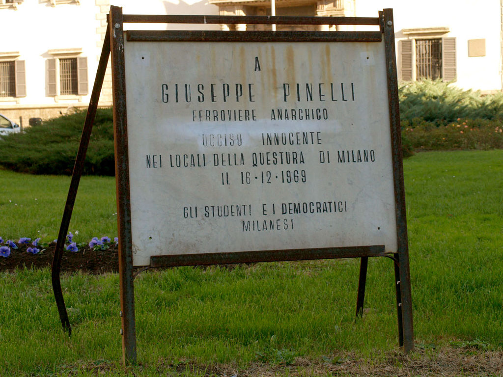 Gli anni Settanta, lo stragismo (e Giuseppe Pinelli) Milano Piazza Fontana Targa Giuseppe Pinelli. Foto di Piero Montesacro. ©Wikimedia Commons Milano Piazza Fontana Targa Giuseppe Pinelli. Foto di Piero Montesacro. ©Wikimedia Commons