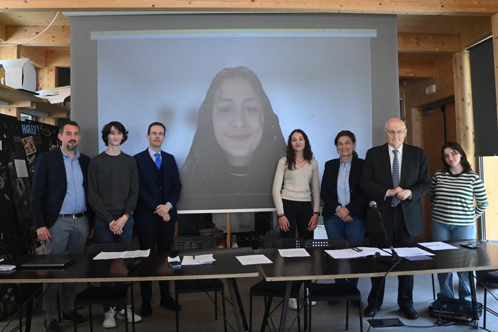 "Imparare per Passione": Fondazione Campari sostiene lo sviluppo Nella foto da sinistra a destra il Preside Marco Ferrari Eugenio Pelitti Segretario generale di Fondazione Campari la rettrice Elena Ugolini il prof. Stefano Zamagni e Giulia. Nella foto da sinistra a destra il Preside Marco Ferrari Eugenio Pelitti Segretario generale di Fondazione Campari la rettrice Elena Ugolini il prof. Stefano Zamagni e Giulia.