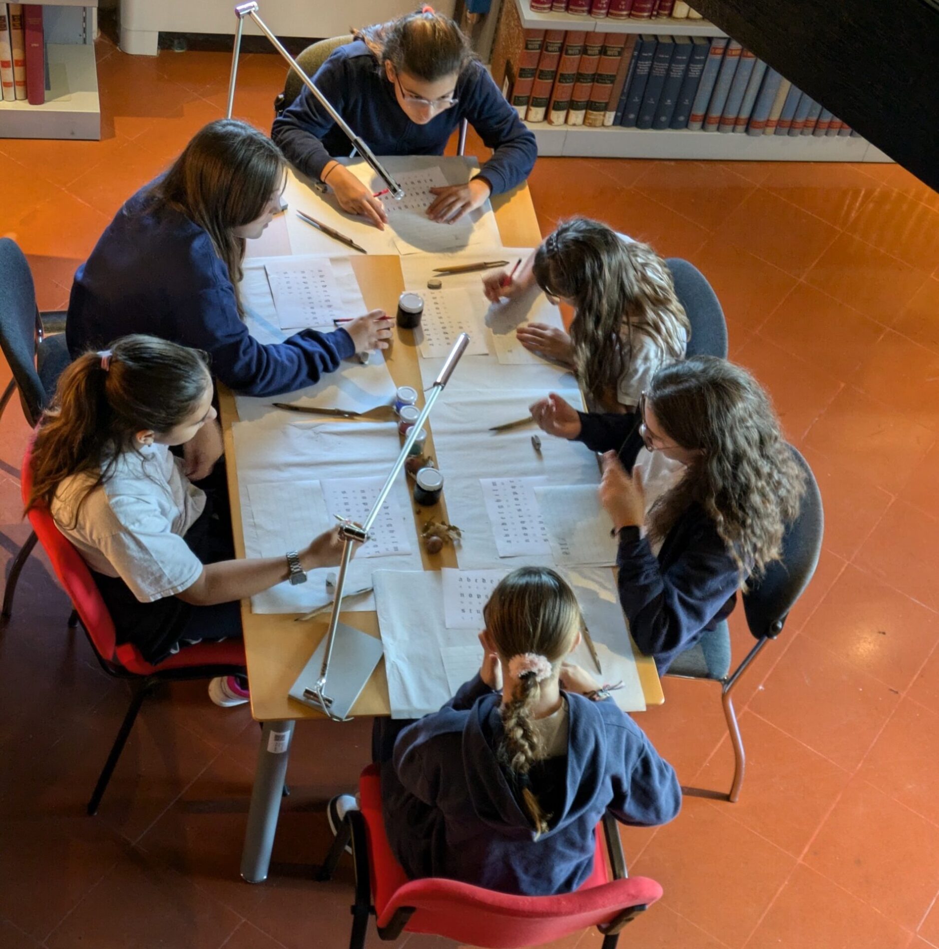 Si scrive sempre meno in corsivo? Ci pensa Carlo Magno