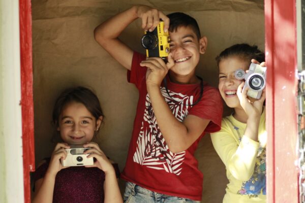 Sirkhane darkroom la fotografia spiegata a bambini e adolescenti che vivono in contesti di guerra