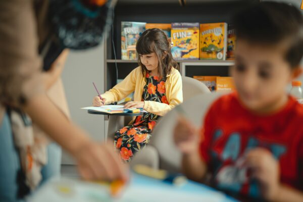 bambina in classe