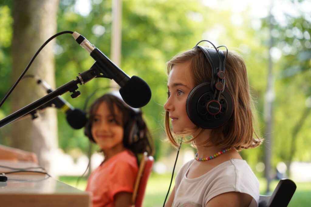 Bambina con microfono