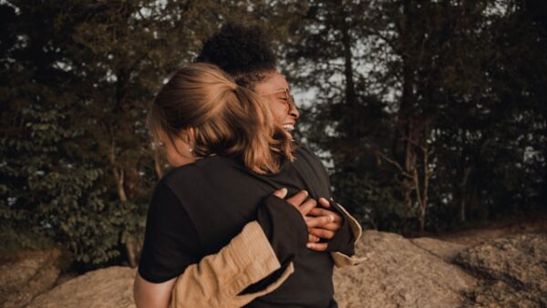 Ragazze che si abbracciano