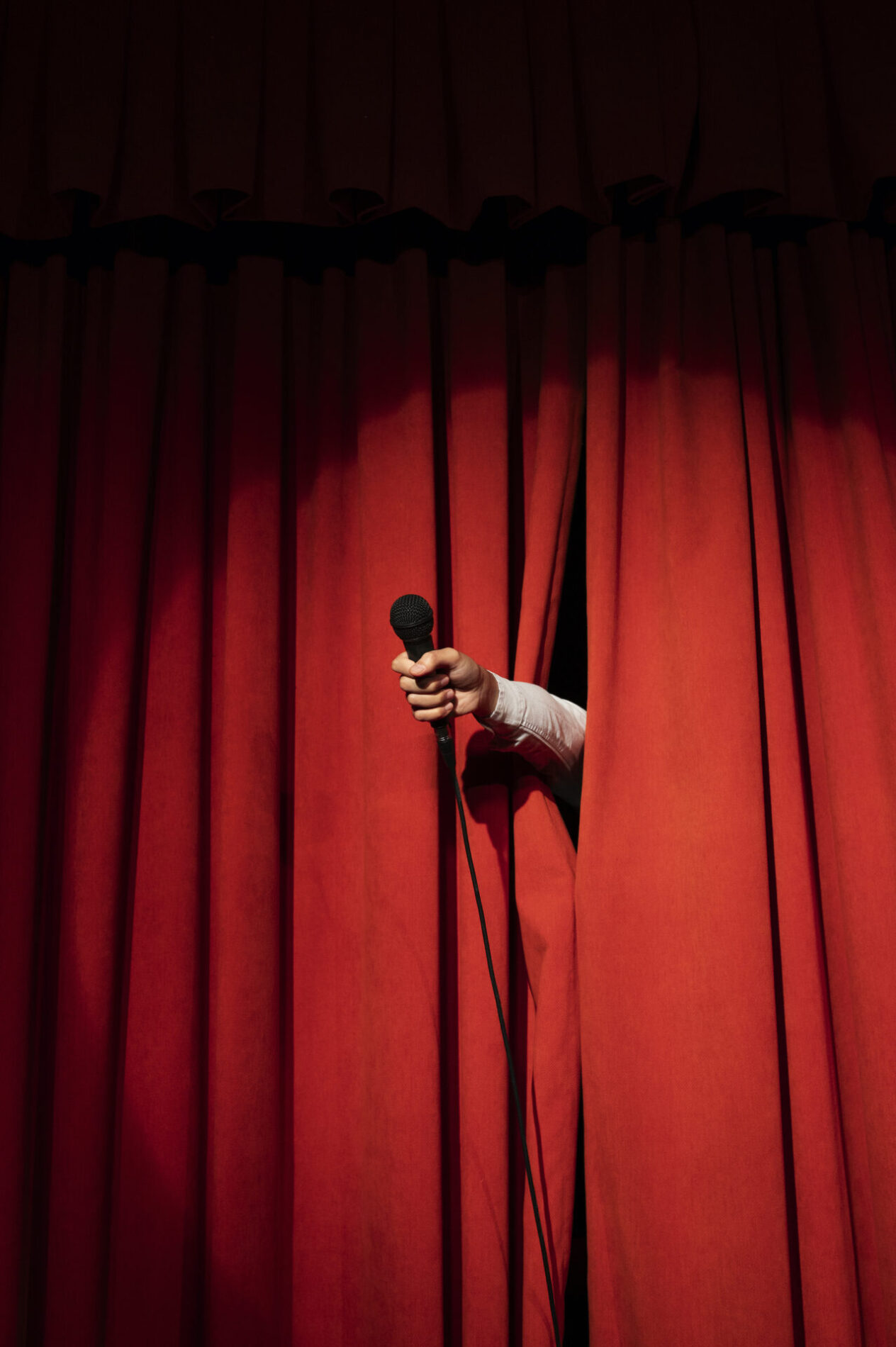 sipario con mano e microfono