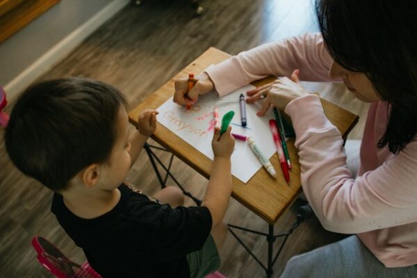 bambino con maestra