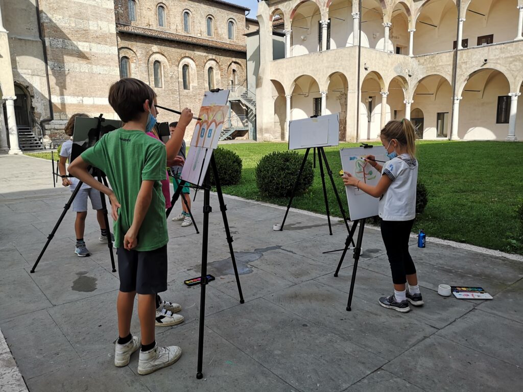 Il museo partecipativo e il public engagement. Intervista con Stefano Karadjov img 20210928 155608 1 62bec03f17977 bambini con cavalletto