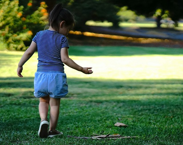bambina in giardino