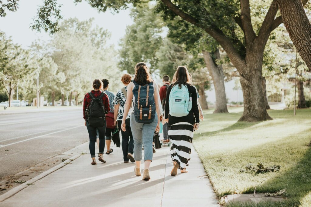 Il classico diventa metodo. L'Estetica dell'apprendimento meredith spencer YzXF ZxH8MM unsplash ragazzi e ragazze che camminano