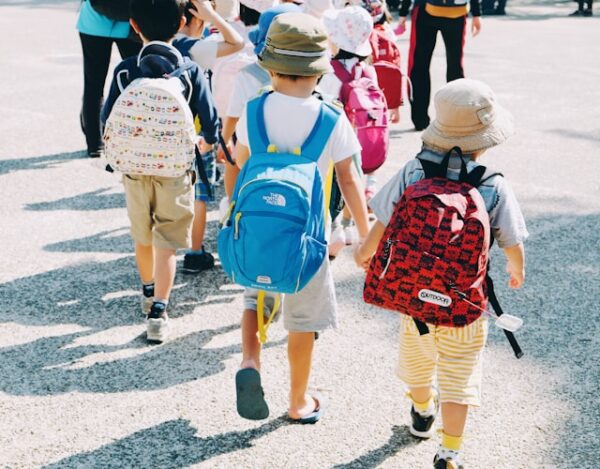 bambini che arrivano a scuola