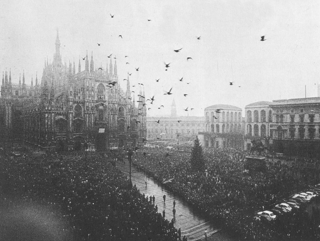 Gli anni Settanta, lo stragismo (e Giuseppe Pinelli) piazza duomo funerale vittime strage di piazza fontana 15 dicembre 1969. Foto di Mario de Biasi. ©Wikimedia Commons piazza duomo funerale vittime strage di piazza fontana 15 dicembre 1969. Foto di Mario de Biasi. ©Wikimedia Commons